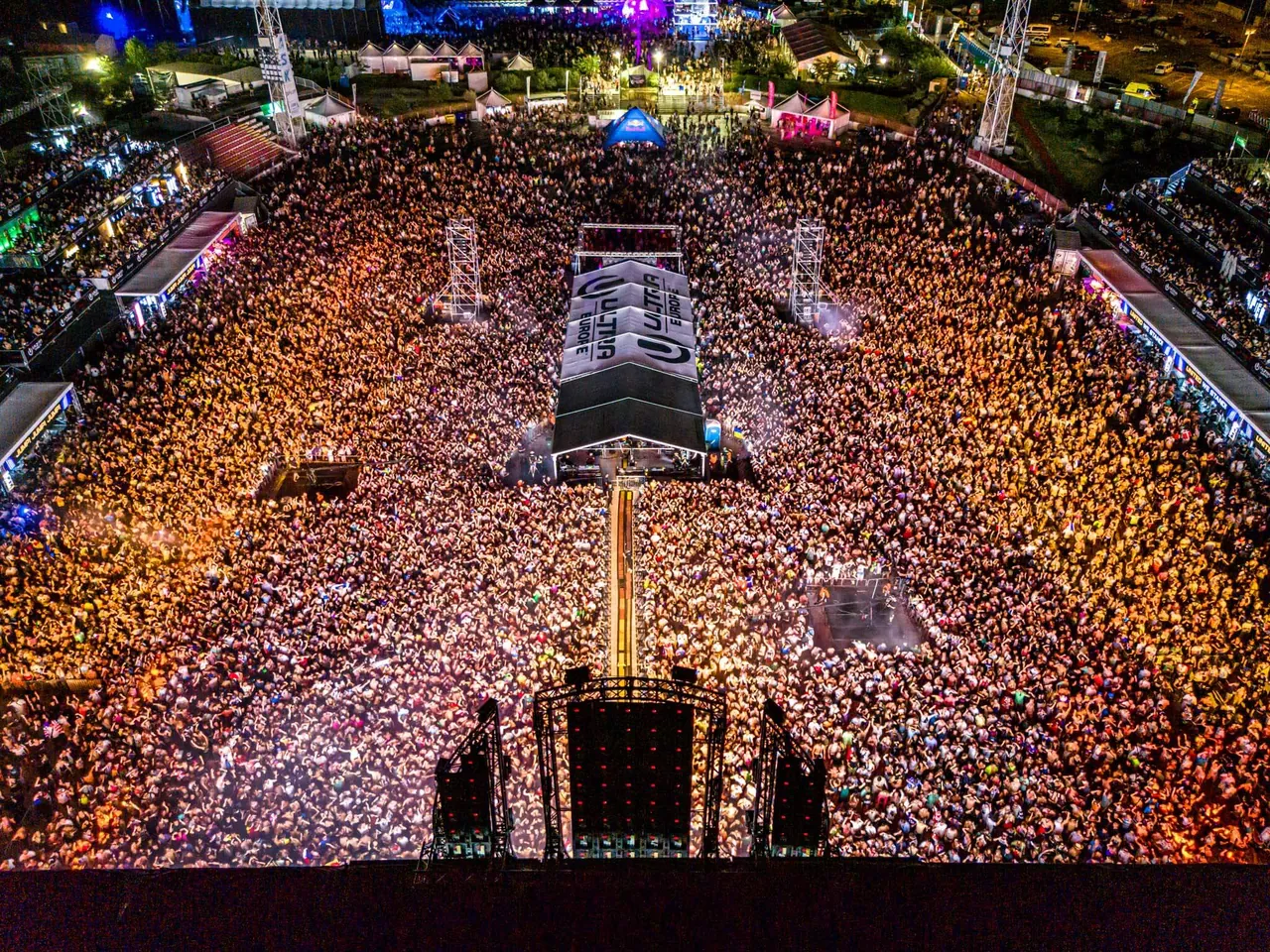 La pelouse du stade remplie, vue depuis le haut du Mainstage, la nuit, en 2024.