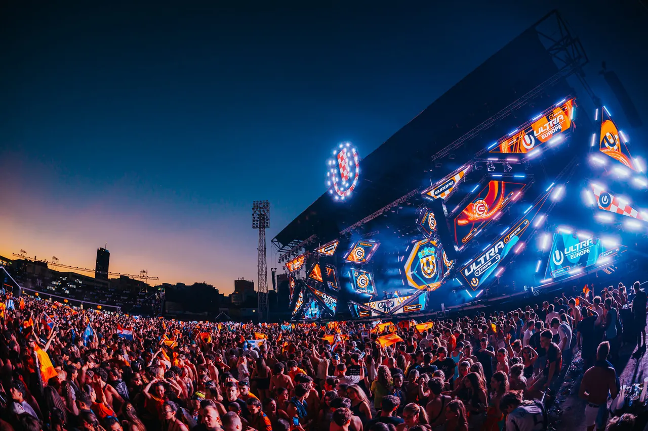 Le Mainstage de 2024 à l'heure bleue, la foule déjà massée devant.