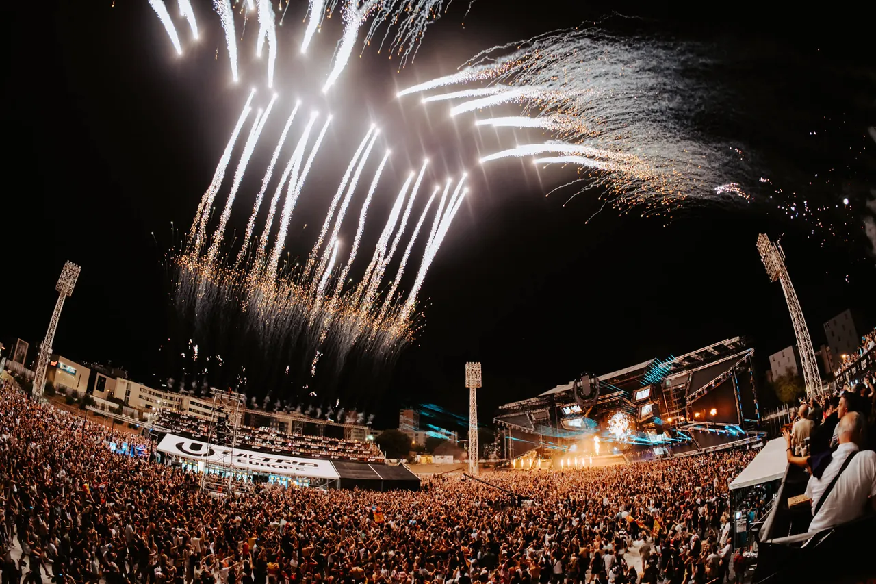 Feu d'artifice au-dessus de la foule et du Mainstage, en pleine nuit, en 2025.