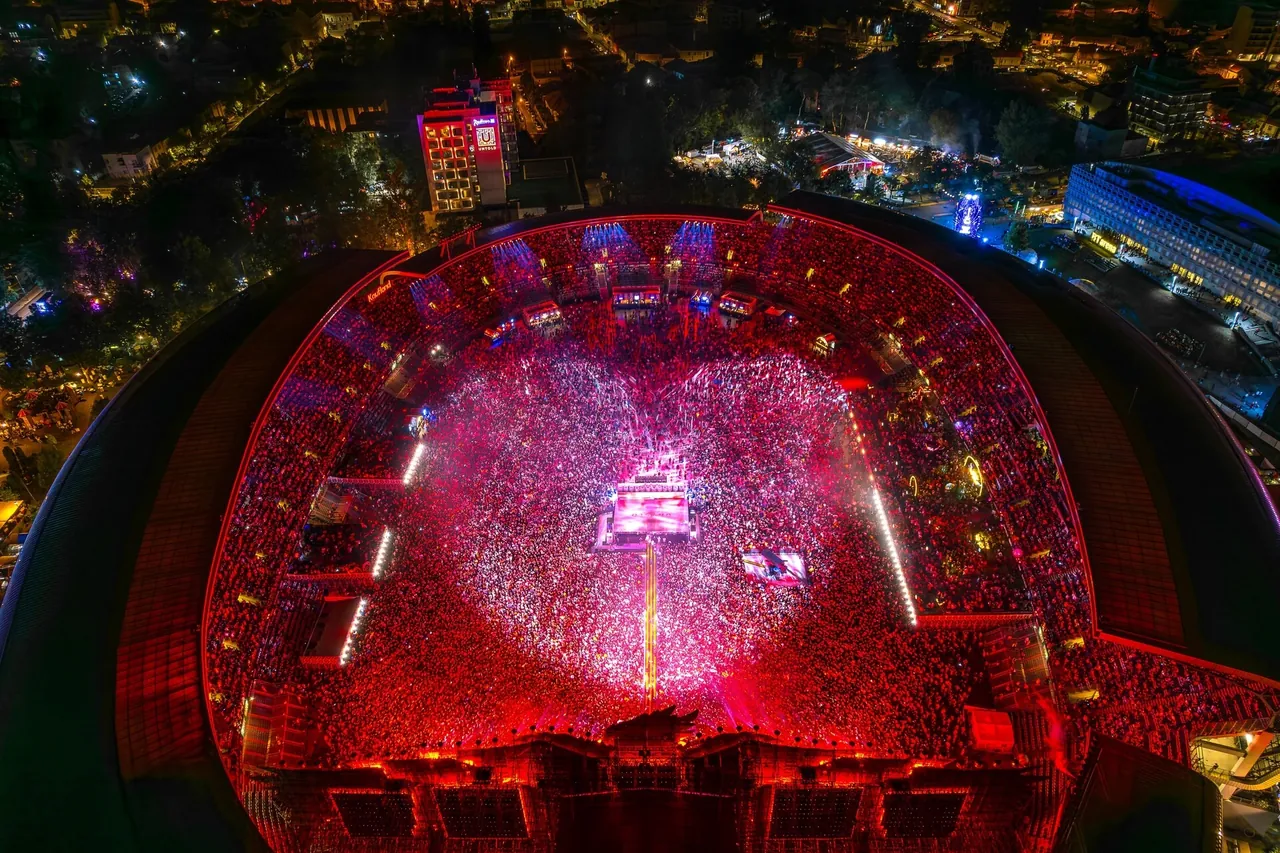 La Cluj Arena vue d'en haut, pelouse et tribunes pleines face à la Mainstage, nuit du 6 au 7 août 2023.