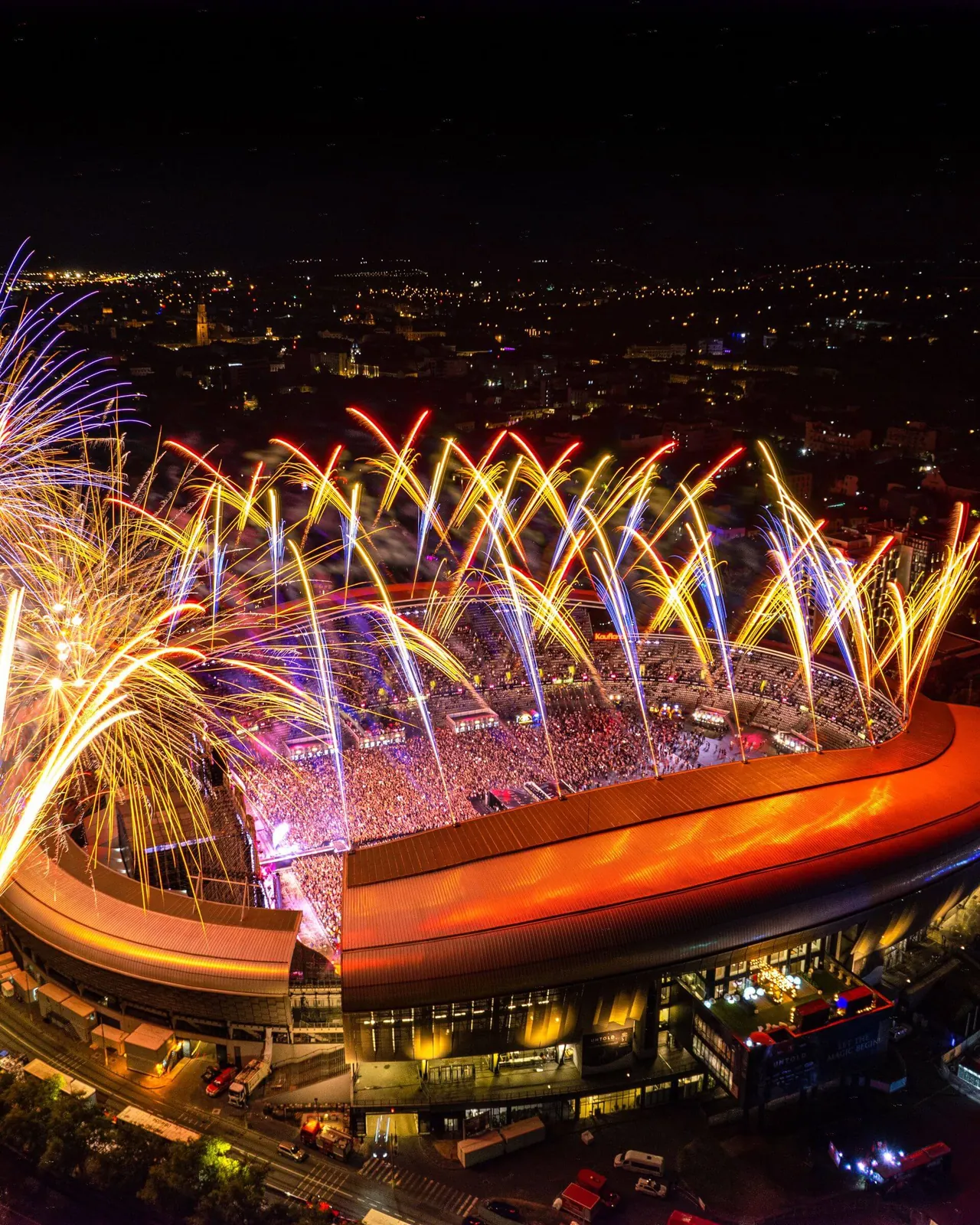 Feu d'artifice au-dessus de la Cluj Arena vue de drone, la ville de Cluj-Napoca illuminée en arrière-plan, vers 4 h le 6 août 2022.