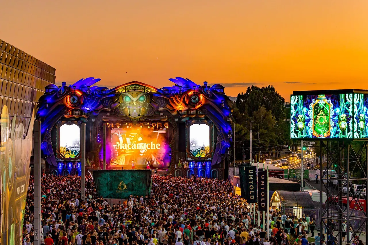 La scène Alchemy au coucher du soleil, au pied de la façade de la Cluj Arena, le 4 août 2022.