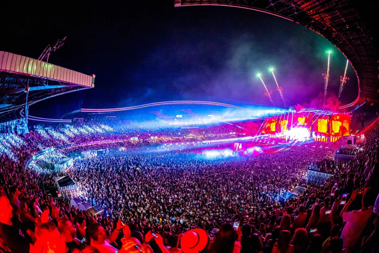 La Cluj Arena de nuit, pelouse et tribunes pleines pendant un set de la Mainstage, le 4 août 2023.