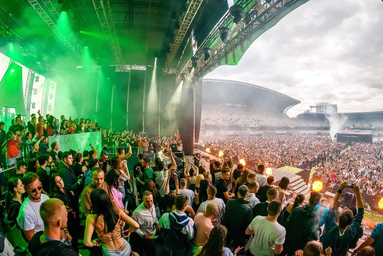 Le dernier matin de l'édition 2023 vu depuis le bord de la Mainstage, vers 7 h, le public toujours sur la pelouse de la Cluj Arena (7 août 2023).