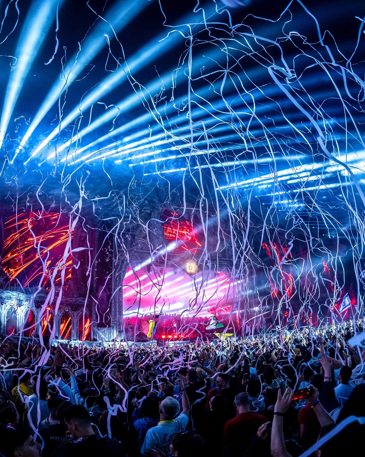Pluie de serpentins devant la Mainstage, au petit matin du 7 août 2023, dernière nuit de l'édition.