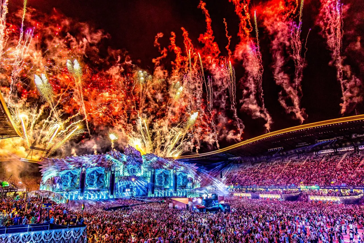 Feu d'artifice au-dessus de la Mainstage et des tribunes de la Cluj Arena, nuit du 5 au 6 août 2023.