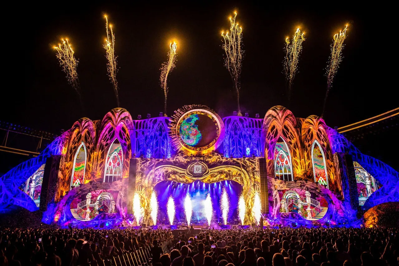 La Mainstage de 2022 de nuit, gerbes d'étincelles et fontaines pyrotechniques, le 5 août 2022.