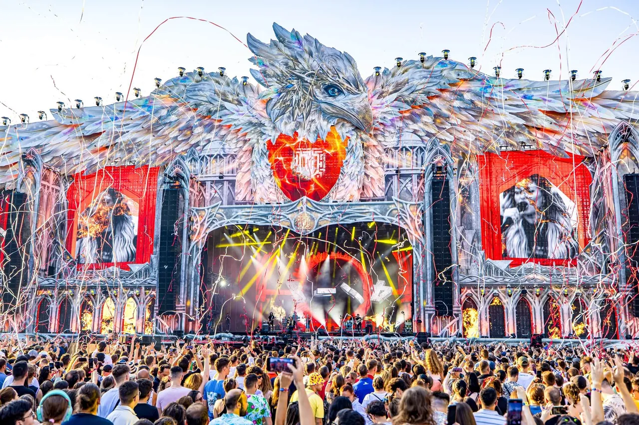 La Mainstage de 2023, coiffée d'un phénix géant, en fin d'après-midi sous les serpentins, le 4 août 2023.
