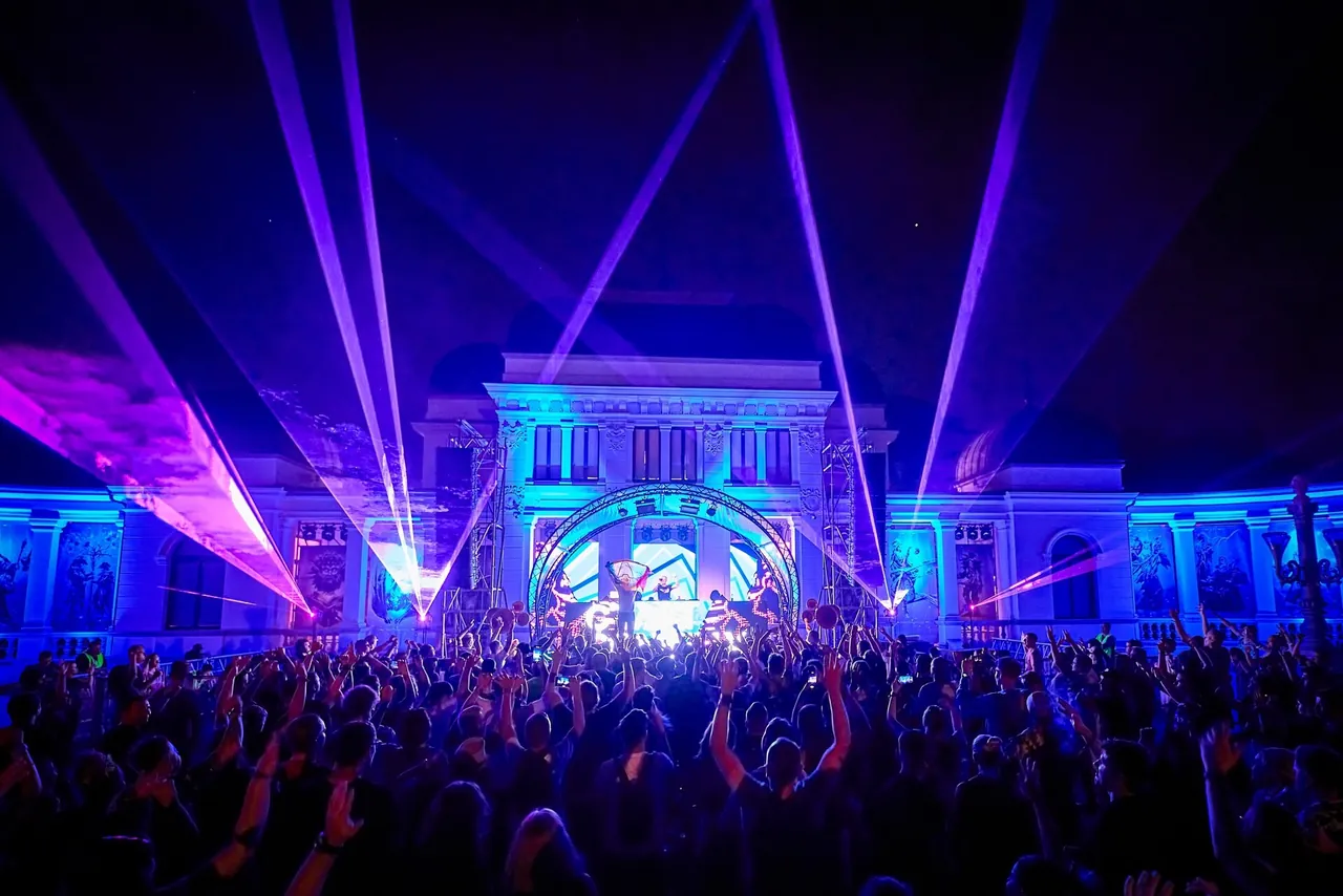 Une scène installée devant le Casino du parc central, sous les lasers, vers 3 h le 5 août 2023.