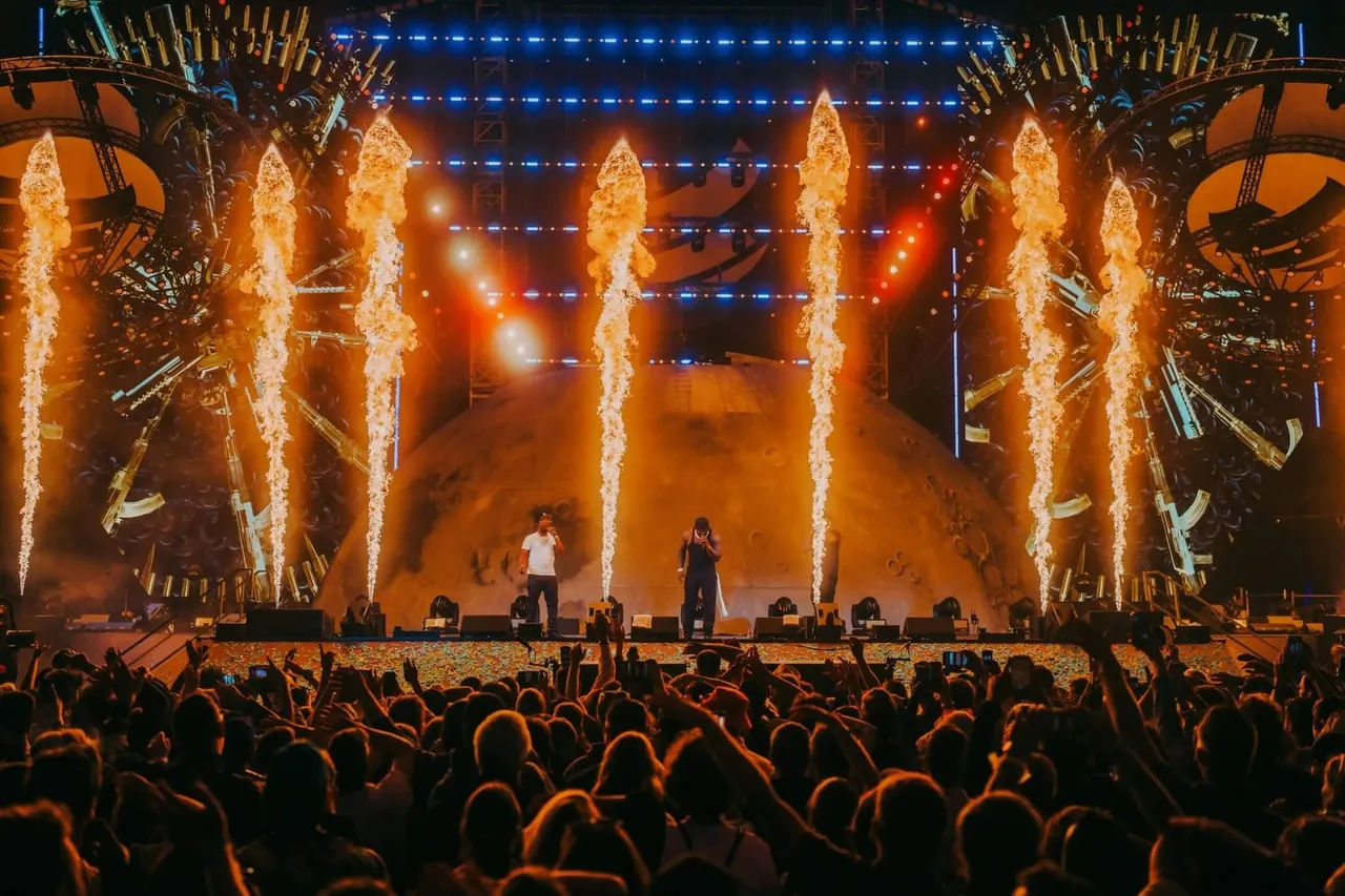 Fire columns in front of the Moon Edition main stage on the evening of Sunday 8 June 2025.