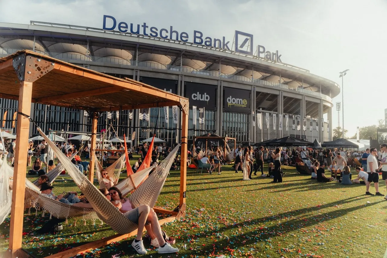 Hammocks and lawn at the foot of the stadium, between two stages.