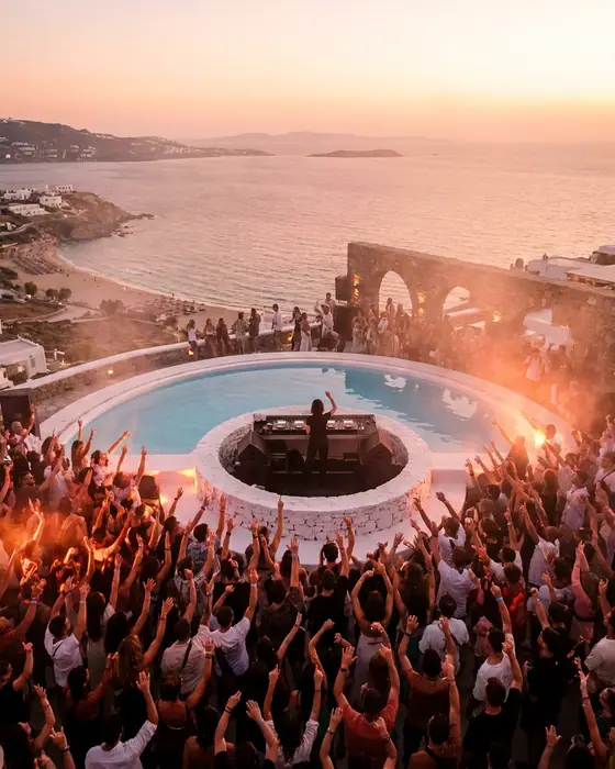 Visuel d'illustration de Nina Kraviz · Cavo Paradiso (Cavo Paradiso, Paradise Beach, Mykonos, Grèce, 13 août 2026)